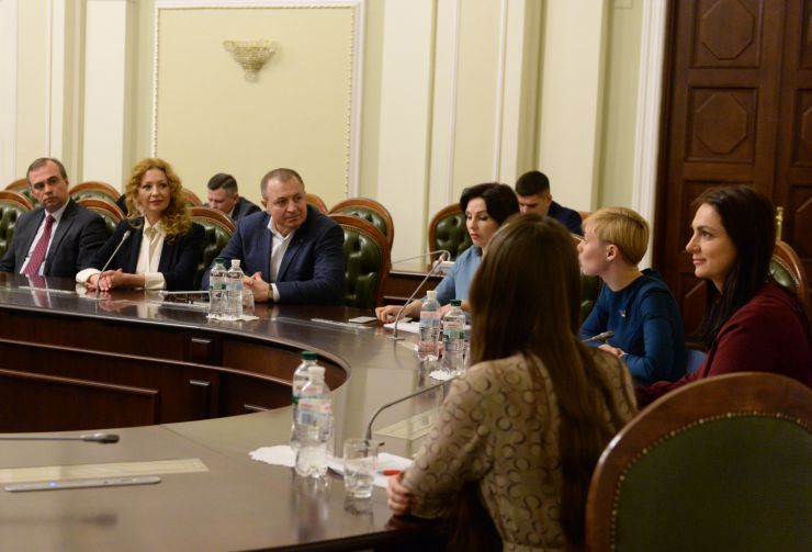 У Верховній Раді України відбулася презентація автобіографії Джона Маккейна «Буремна хвиля» в рамках проекту КНИЖКОВИЙ КЛУБ ВЕРХОВНОЇ РАДИ УКРАЇНИ «САМІТ З КНИГОЮ»

Відкриваючи засідання Книжкового клубу, присвячене презентації автобіографічної книжки американського сенатора Джона Маккейна «Буремна хвиля: добрі часи, праведні справи, великі битви та інші звитяги», модераторка заходу Світлана Привалова нагадала, що цей американський політики був великим другом України і що на його честь у Києві названо вулицю.
«Через всю книгу Джона Маккейна проходить думка про важливість служіння народу». - сказала керівниця видавництва «Vivat», котре видало книгу, Юлія Орлова, розповідаючи про причини вибору цієї книги для опублікування. «Мені захотілось познайомити максимально велику кількість людей з позицією людини, важливої для мене, для Америки і для всього світу», - додала Юлія Орлова. Вона також зазначила, що на її думку, «дана книга має бути однією з настільних книг у наших політиків і громадських діячів». При цьому видавець не виключила, що книжка може бути цікавою для широкого кола читачів, оскільки в ній багато особистого.
Своїми враженнями від книги поділилася народний депутат України VIII скликання, екс-голова Комітету у закордонних справах Ганна Гопко.
Надзвичайний і Повноважний Посол України, заступник Міністра закордонних справ України (2007-2010), представник України при Європейському Союзі (2010-2015) Костянтин Єлісєєв зазначив, що із захопленням прочитав презентовану сьогодні автобіографію.

У презентації також взяли участь: народні депутати України; Надзвичайний і Повноважний Посол України, виконуючий обов'язки Міністра закордонних справ України у 2009 році, автор книжки «Дипломатичні сюжети: невигадані історії кар'єрного дипломата» Володимир Хандогій; Сенатор Європейського Економічного Сенату Світлана Подлєсна; голова правління Центру громадських свобод, координаторка Євромайдан SOS Олександра Матвійчук; політологи та дипломати.
